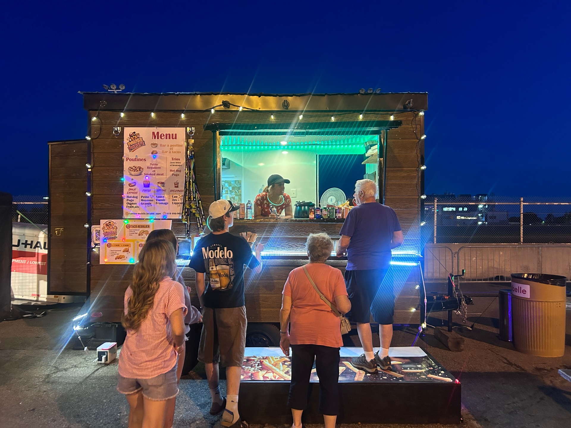 Service au comptoir de Pause Patate à l'Expo de Trois-Rivières en soirée