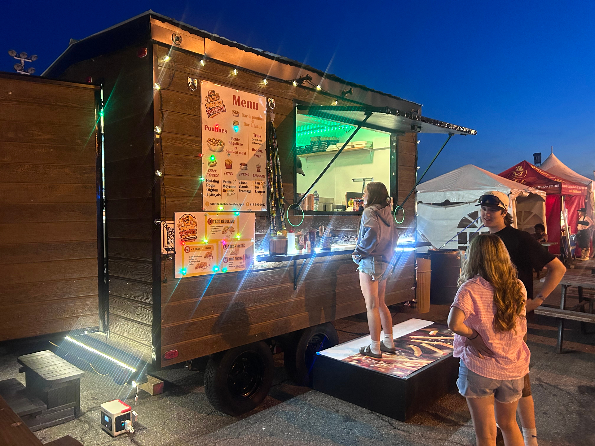 Cantine mobile Pause Patate illuminée à l'Expo de Trois-Rivières
